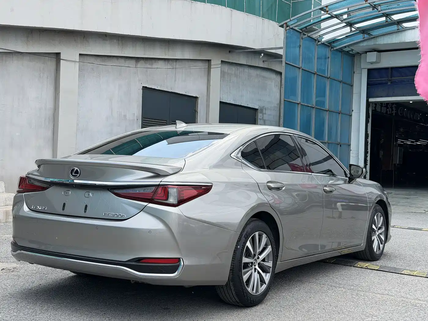 Lexus ES 2018 300h Excellence Edition China V фото 5