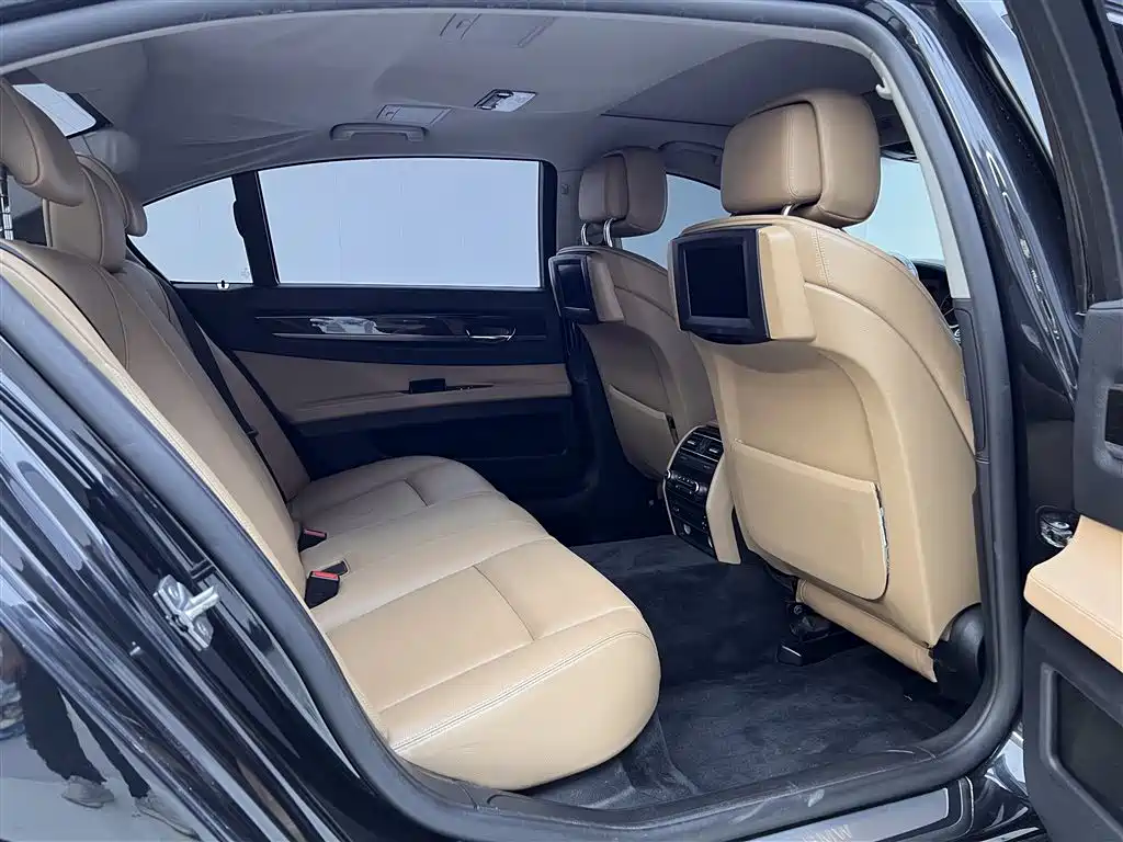 BMW 7 Series 2009 Model 740Li Leading Edition фото 25