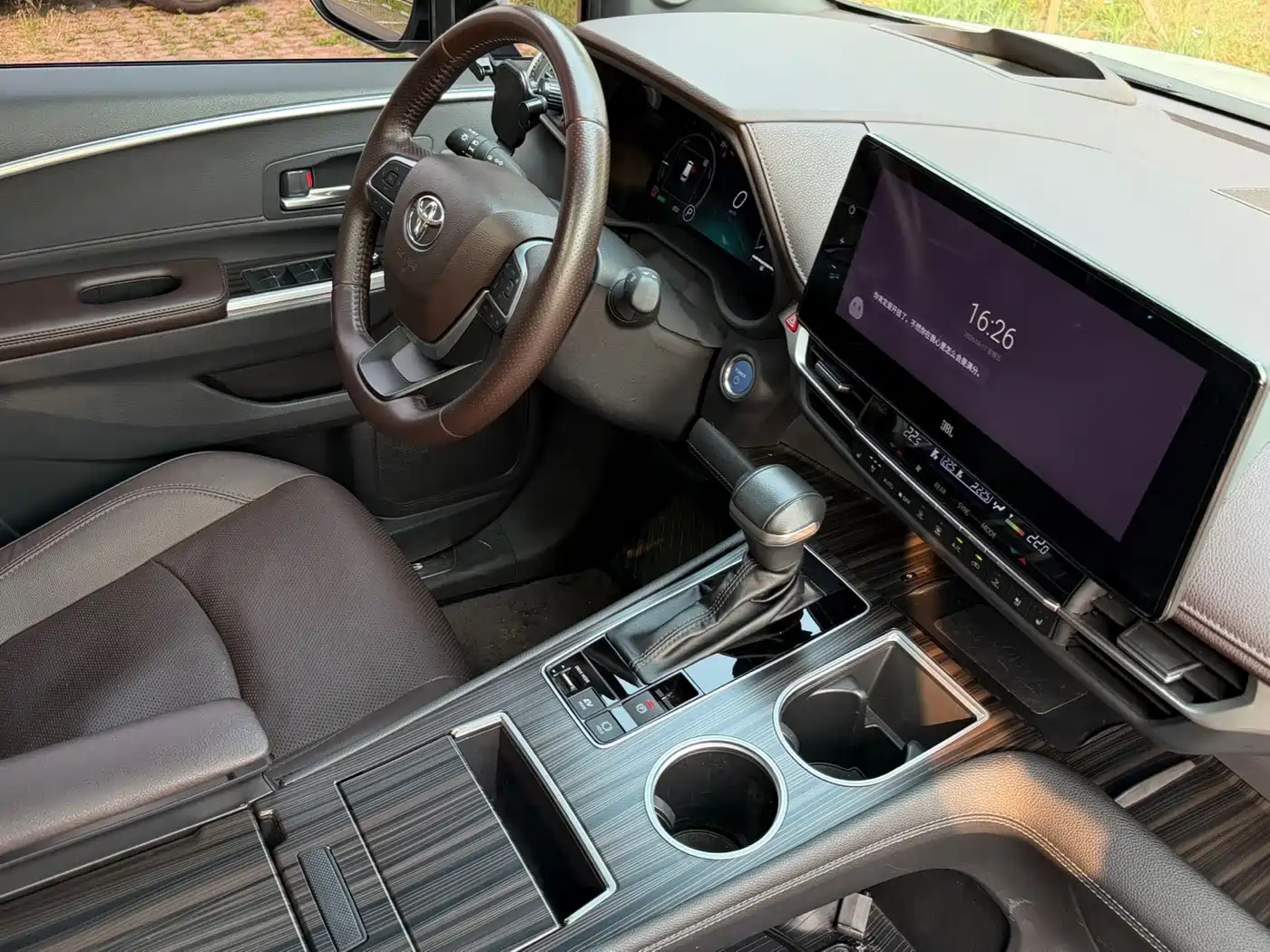 Toyota Sienna 2023 2.5L Hybrid Platinum Edition фото 20