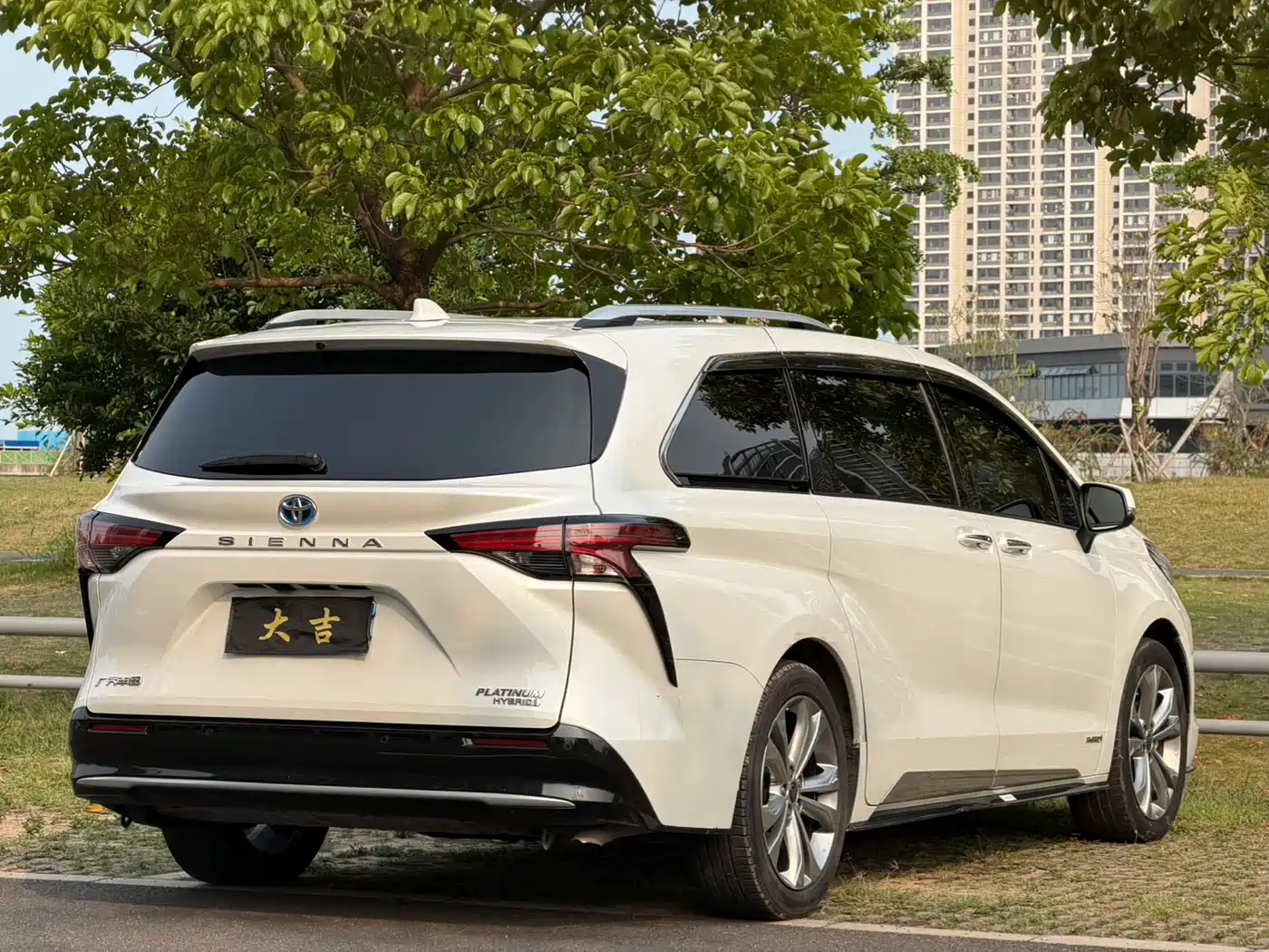 Toyota Sienna 2023 2.5L Hybrid Platinum Edition фото 27