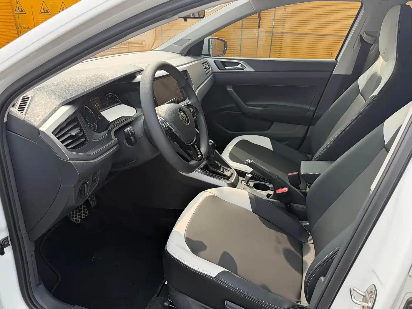 Volkswagen Polo 2019 Plus 1.5L Automatic Colorful Tech Edition фото 4