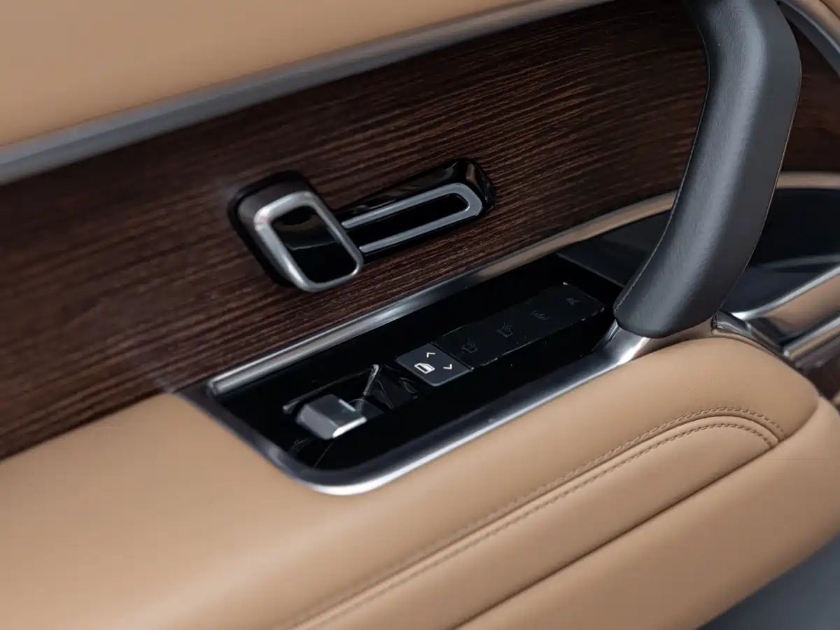 Land Rover Range Rover 2023 3.0 L6 360PS Golden Age Edition фото 19