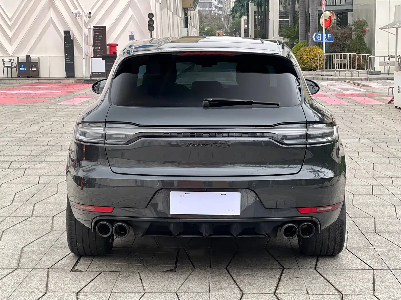 PORSCHE MACAN