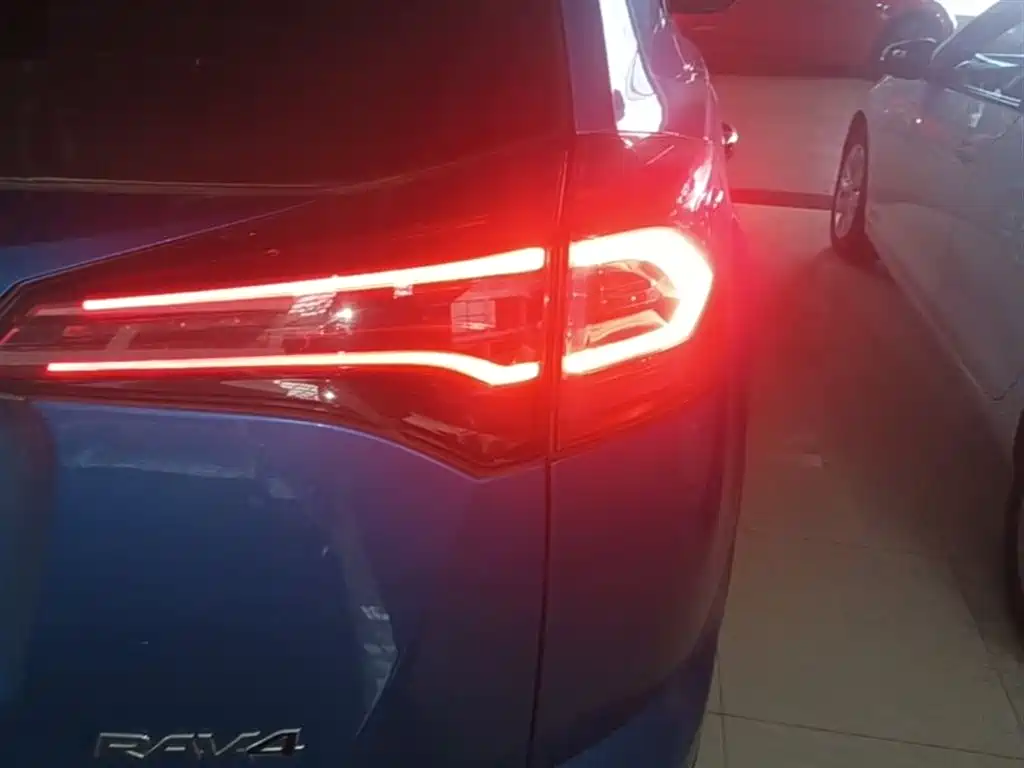 Toyota RAV4 Rongfang 2016 2.0L CVT 2WD Trend (China V) фото 8