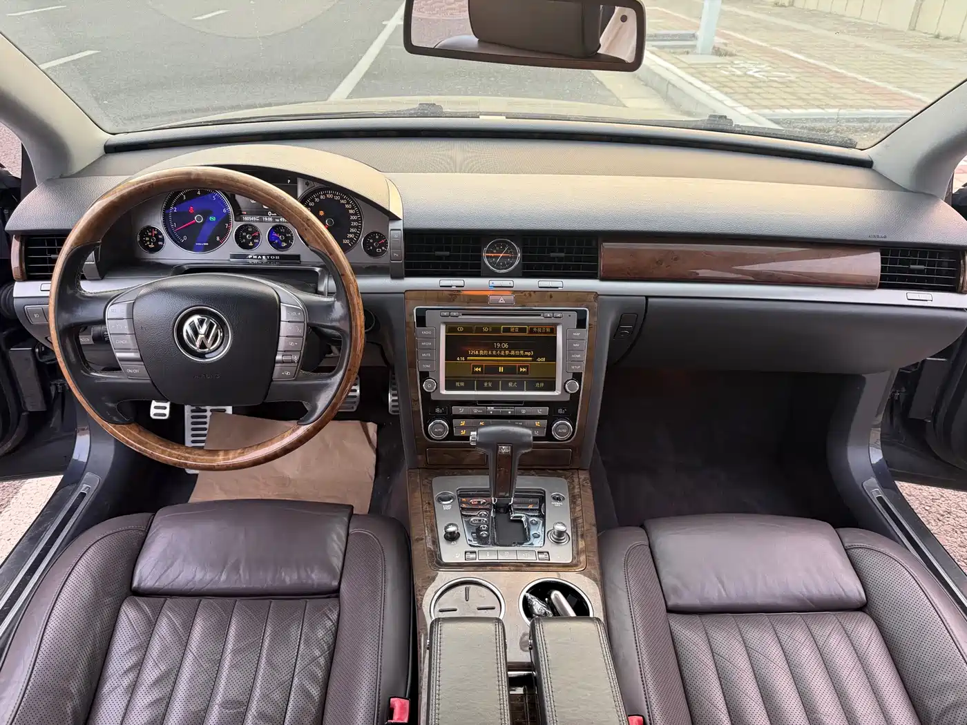Volkswagen Phaeton 2012 2011 4.2L V8 4-seat Extended Individual Edition