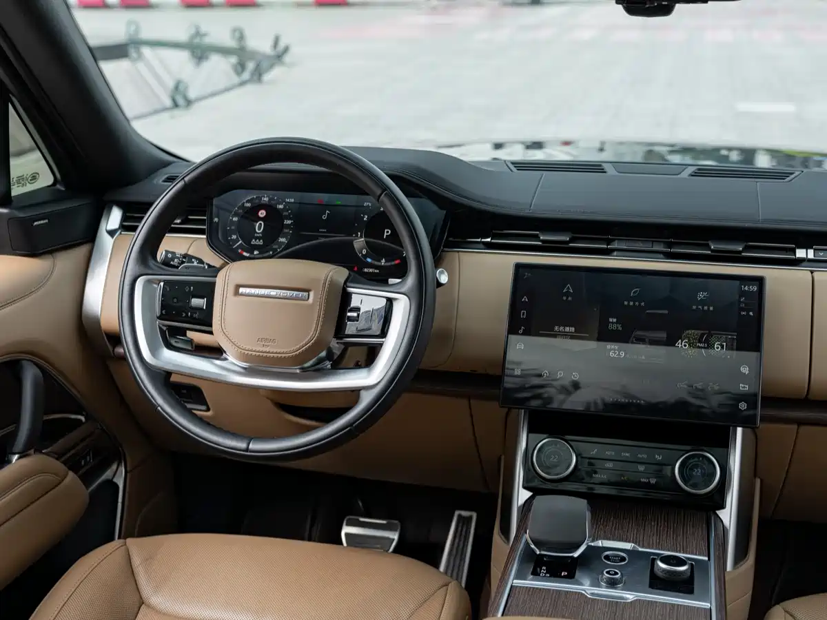 Land Rover Range Rover 2023 3.0 L6 360PS Golden Age Edition фото 10
