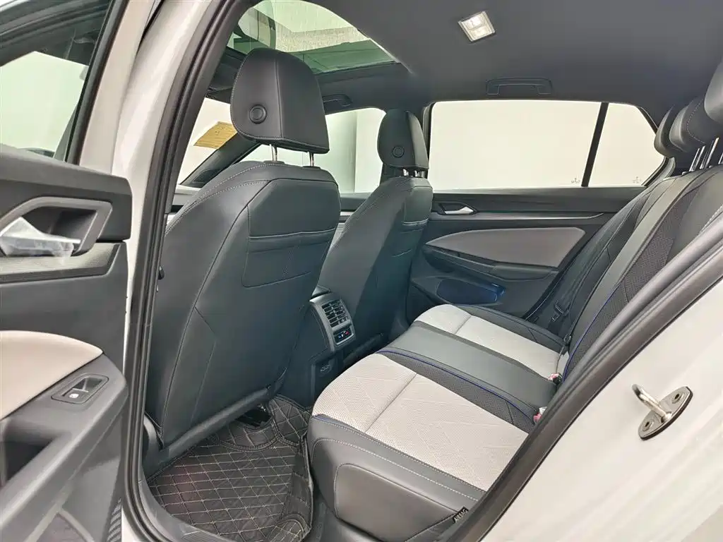 Volkswagen Golf 2025 300TSI R-Line фото 8