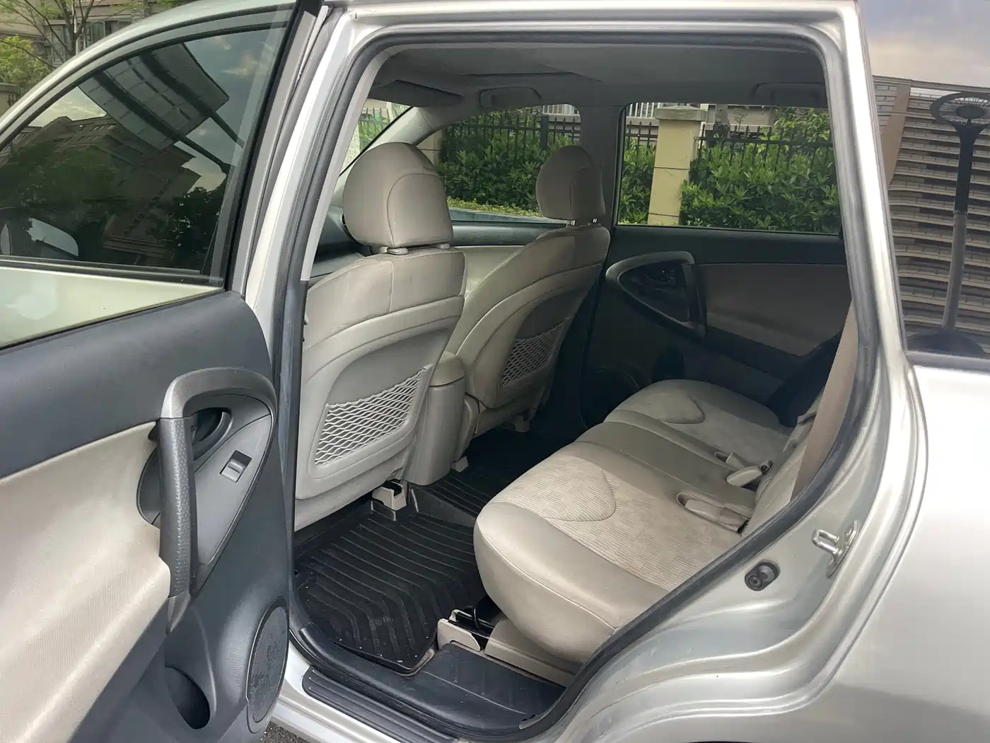 Toyota RAV4 Rongfang 2010 2.0L Automatic Luxury Upgrade Edition фото 7