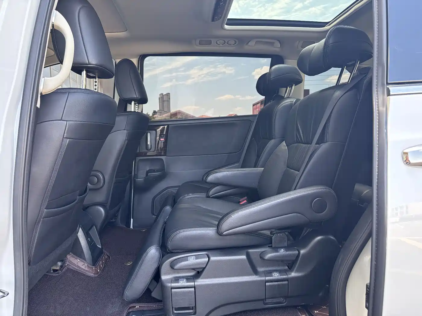 Honda Odyssey 2019 2.0L Sharp·Prestige Edition фото 7