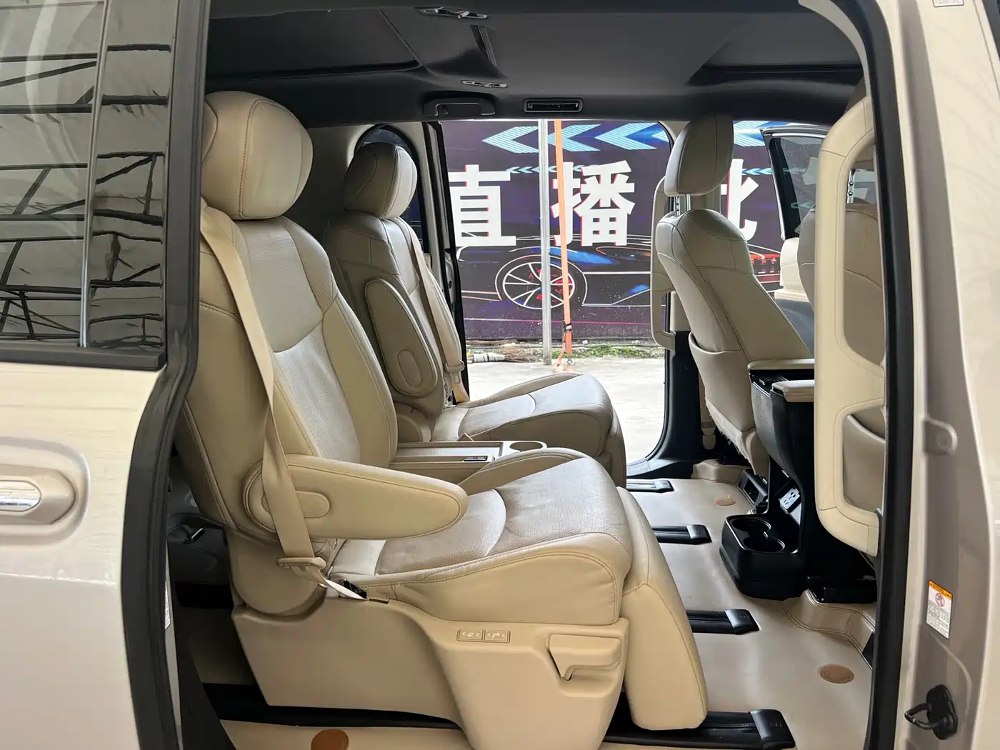 Toyota Sienna 2021 2.5L Hybrid Premium Edition фото 19