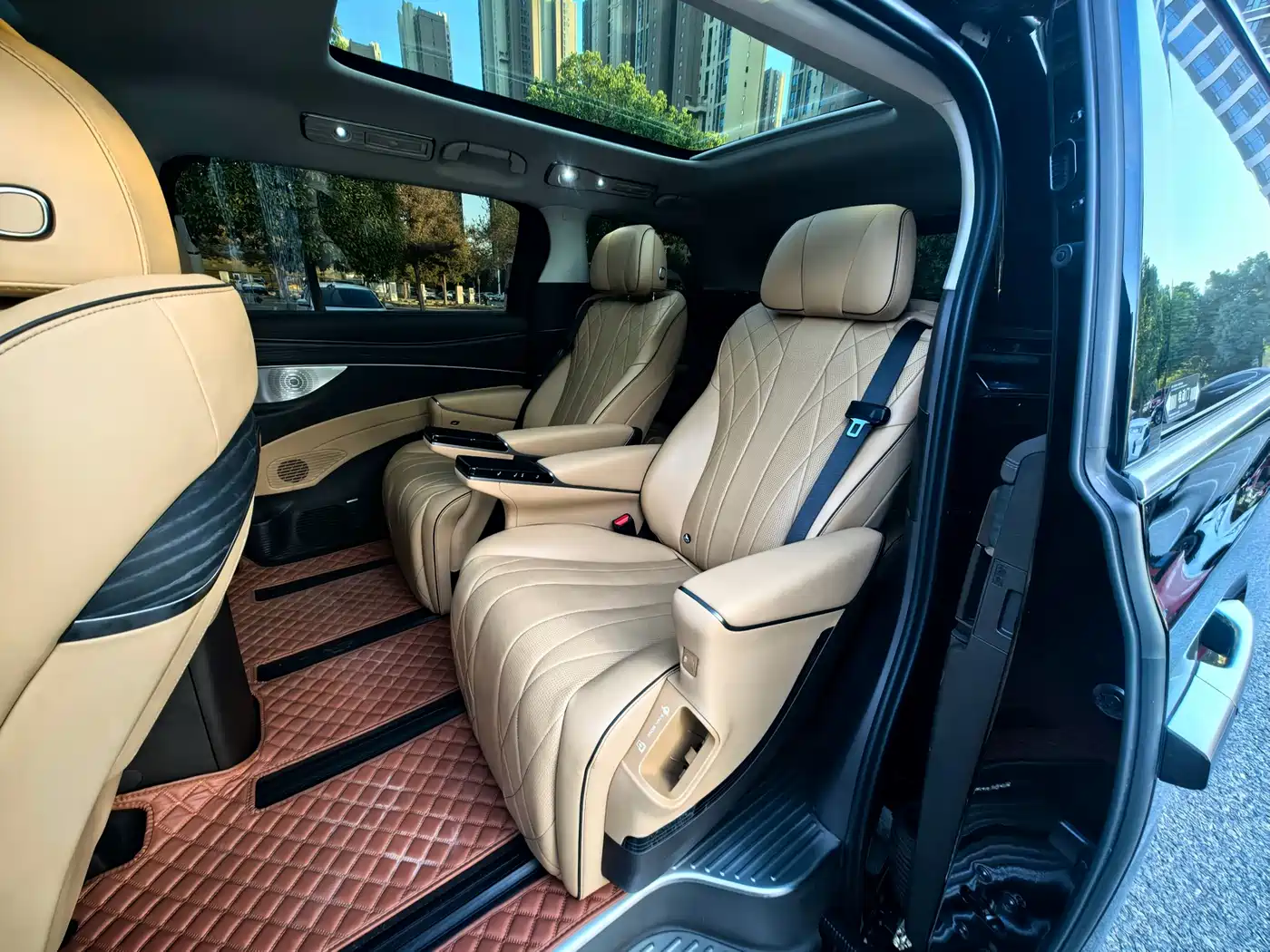 Denza D9 2024 DM-i 980 AWD Prestige фото 9