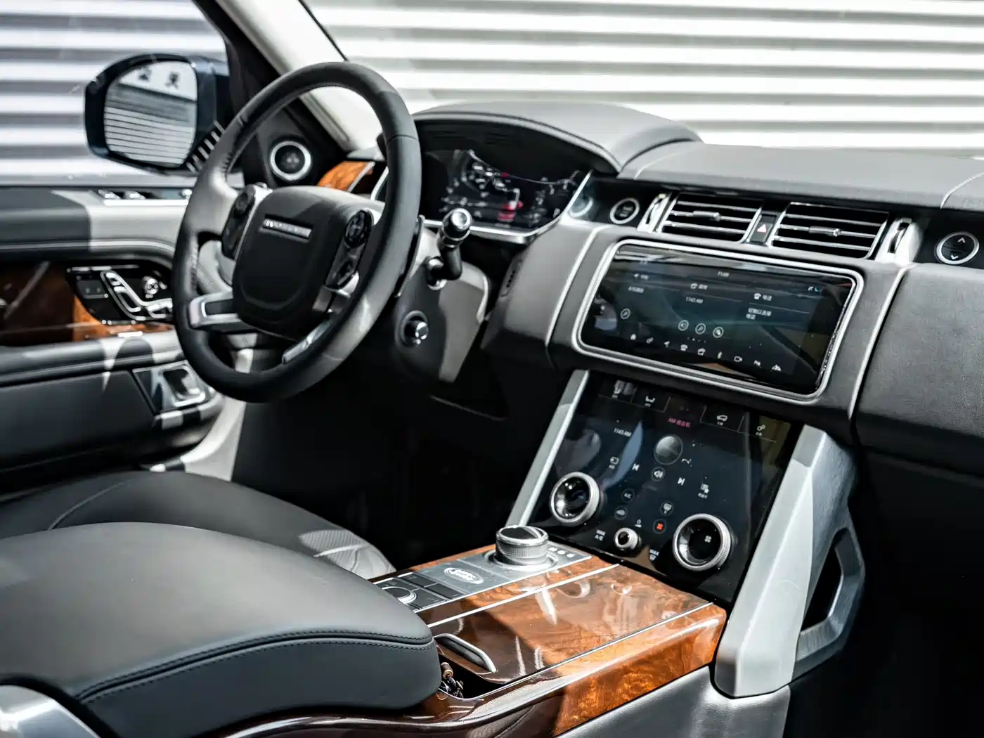 Land Rover Range Rover 2021 3.0 L6 Heritage Extended Classic Edition фото 7