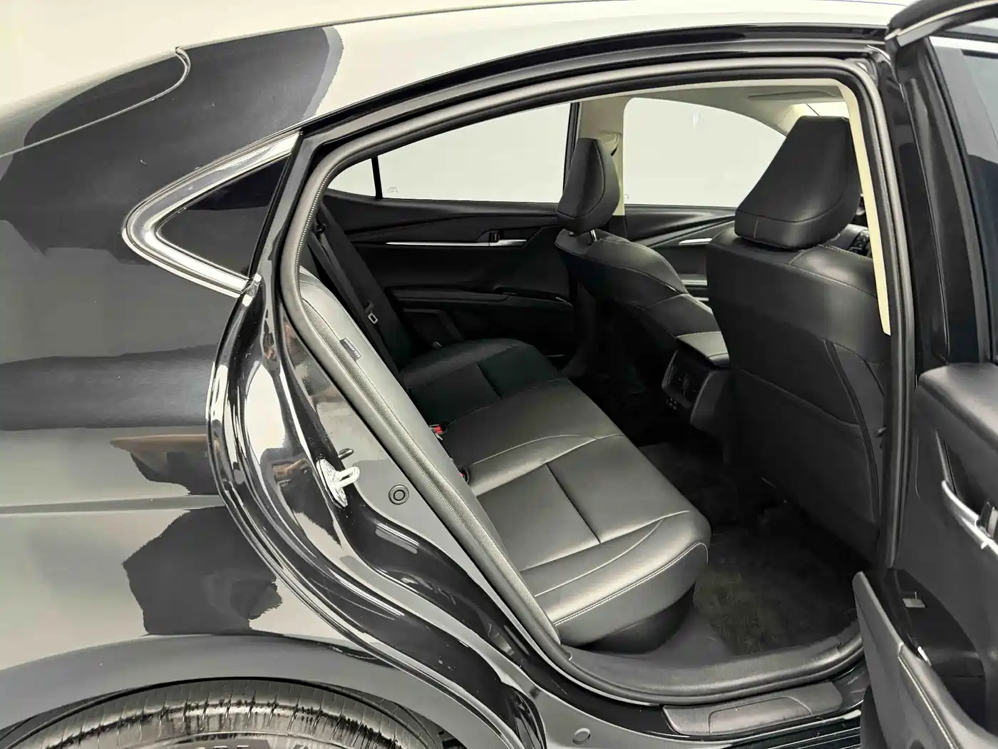 Toyota Camry 2026 Hybrid 2.0HE Elite Edition фото 19