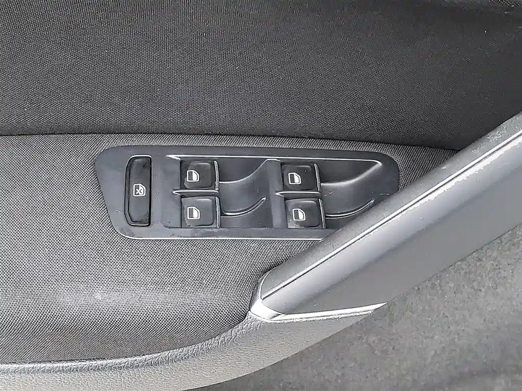 Volkswagen Golf 2015 1.6L Automatic Comfort фото 9