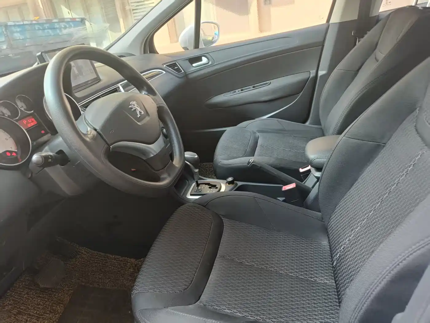 Peugeot 308 2014 Model Joy Edition Classic 1.6L Automatic Superior Style фото 5