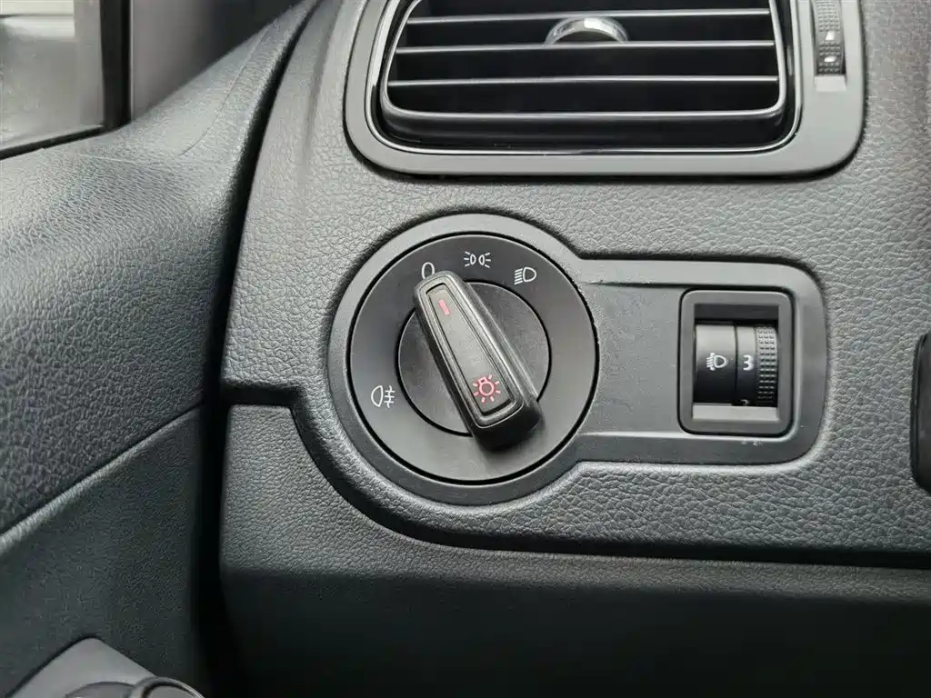 Volkswagen Polo 2016 1.4L Automatic Trend фото 21