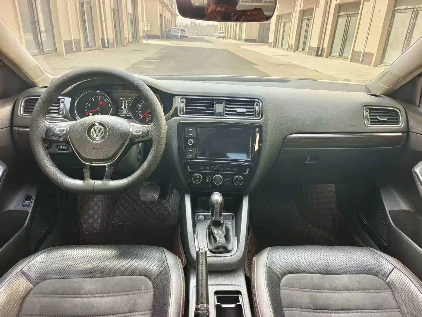 Volkswagen Sagitar 2017 230TSI Automatic Luxury фото 5