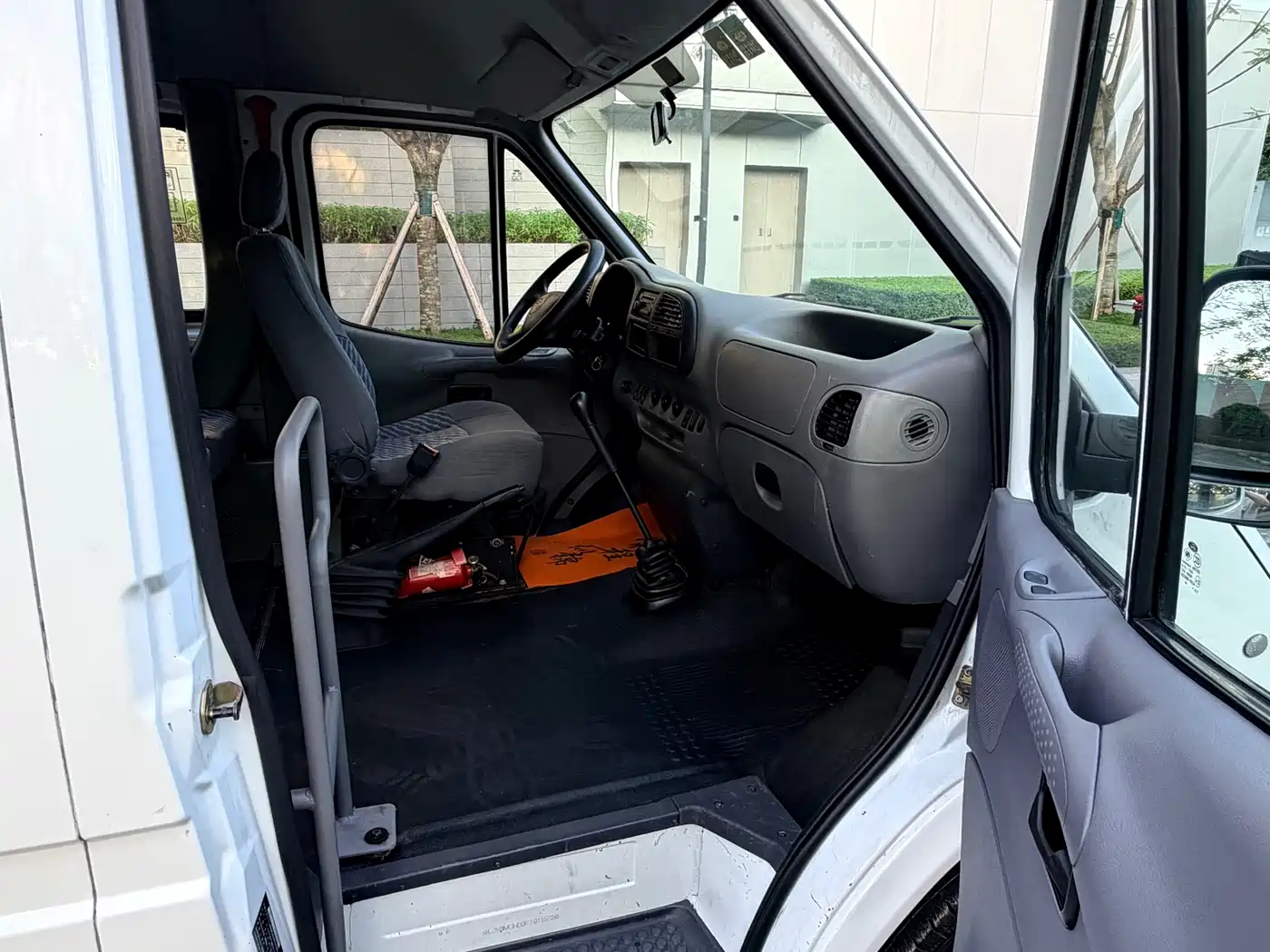 Ford Classic Transit 2015 2016 Model 2.8T Extended Wheelbase 17-Seater High Roof Dual Rear Wheel Ice White JX493ZLQ4