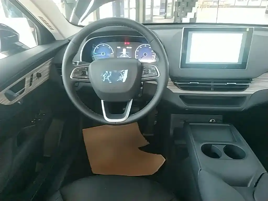 Hongqi E-QM5 2025 Model 500km Travel Edition фото 11