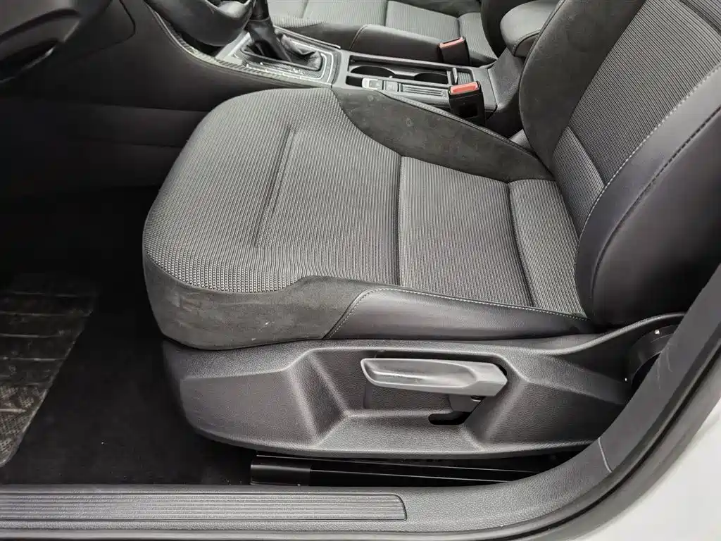 Volkswagen Golf 2018 1.6L Automatic Comfort фото 20