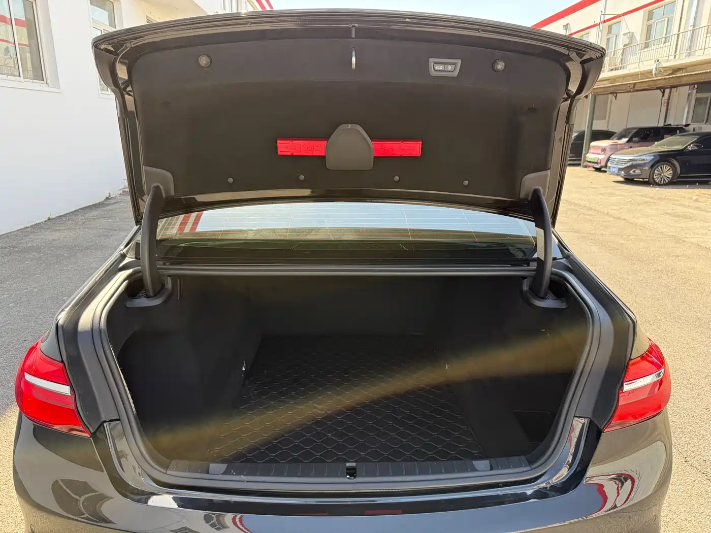 BMW 7 Series 2016 730Li Leading фото 8