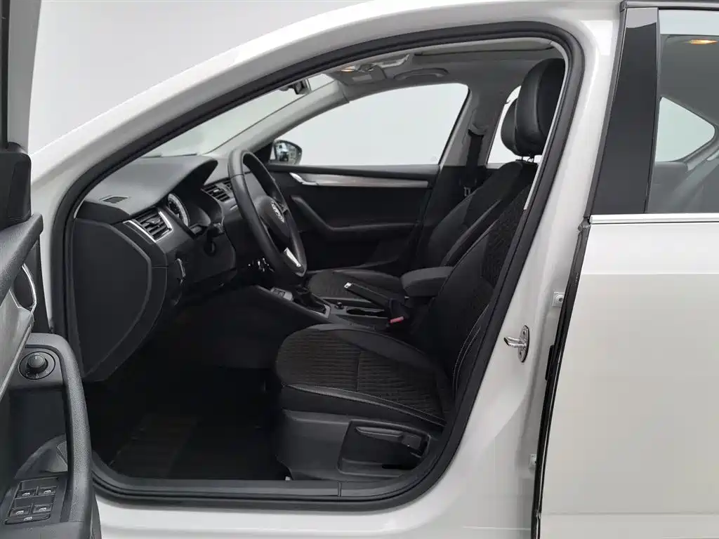 Škoda Octavia 2019 1.5L Automatic Smart Luxury China VI фото 10