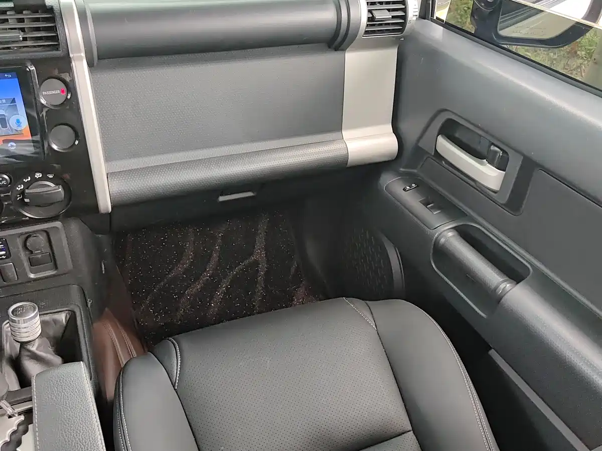 Toyota FJ Cruiser 2013 4.0L фото 18