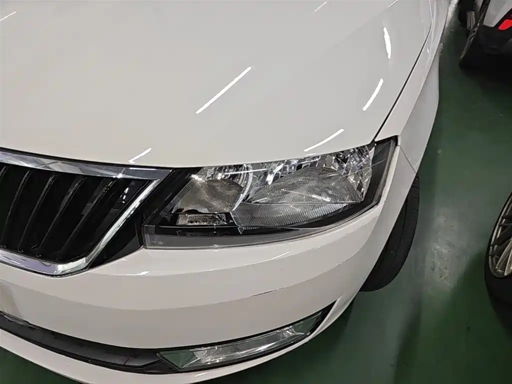 Škoda Skoda Rapid Spaceback 2016 Facelift 1.6L Automatic Innovation Edition фото 24