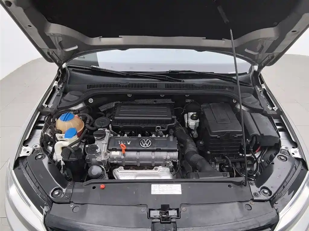 Volkswagen Sagitar 2012 1.6L Automatic Comfort Type фото 6