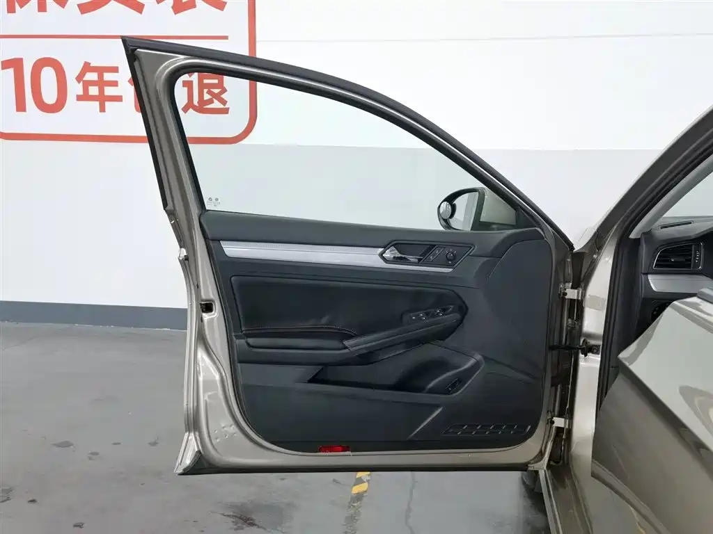 Volkswagen Lamando 2015 230TSI DSG Style фото 8