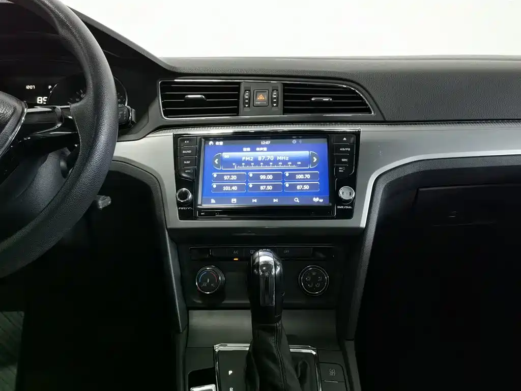 Volkswagen Lamando 2015 230TSI DSG Style фото 12