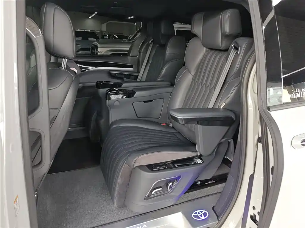 Toyota Sienna 2024 2.5L Hybrid 4WD Premium Edition фото 17