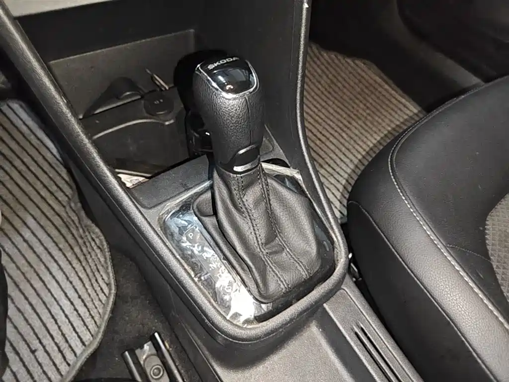 Škoda Skoda Rapid Spaceback 2016 Facelift 1.6L Automatic Innovation Edition фото 14