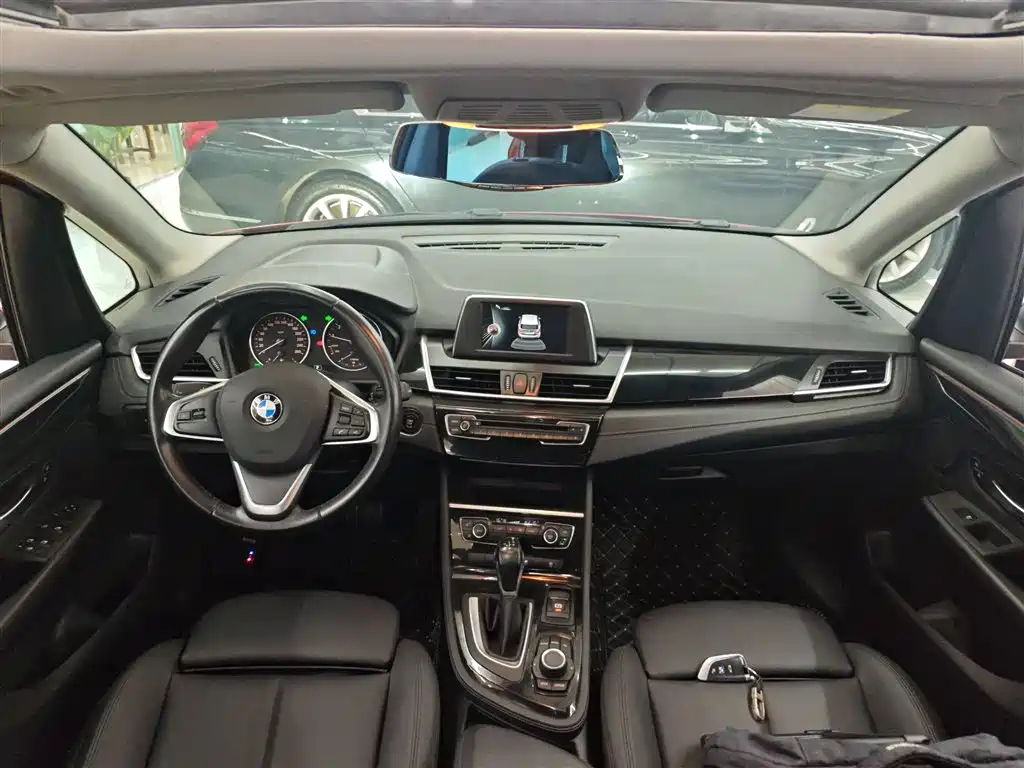 BMW 2 Series Touring 2016 218i Sport Design Package фото 10