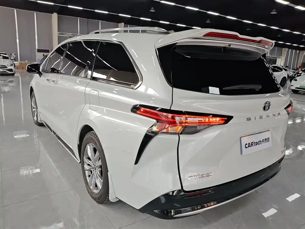 Toyota Sienna 2024 2.5L Hybrid 4WD Premium Edition фото 5