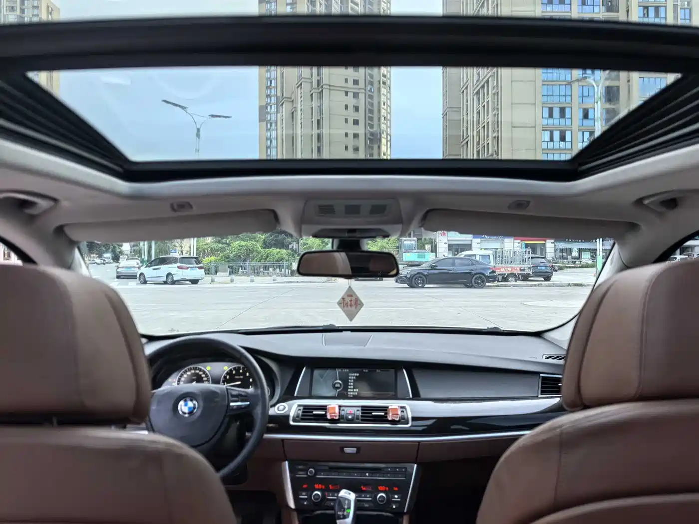 BMW 5 Series GT 2010 535i Leading Model фото 10