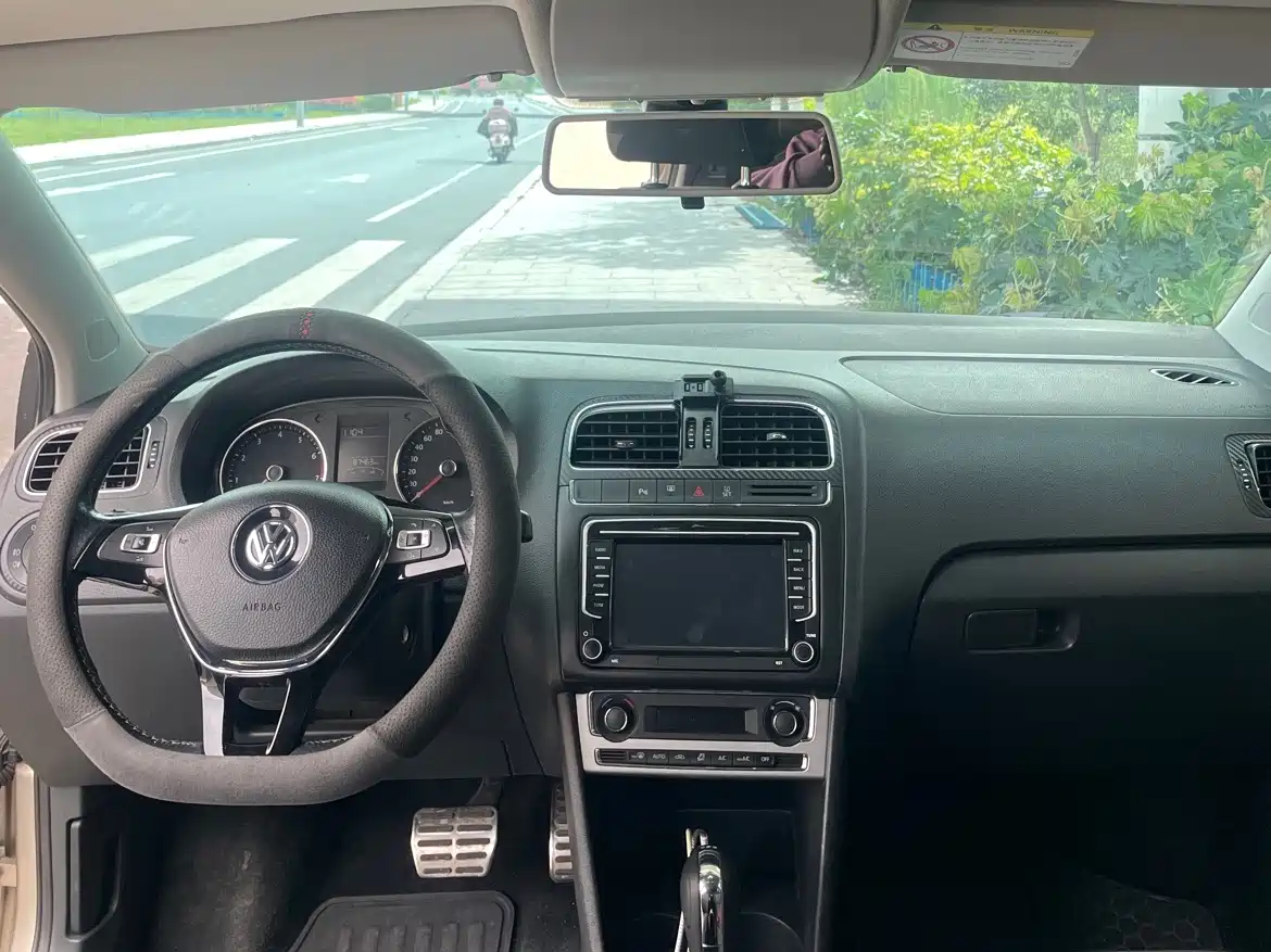 Volkswagen Polo 2014 1.6L Cross Polo Automatic фото 10