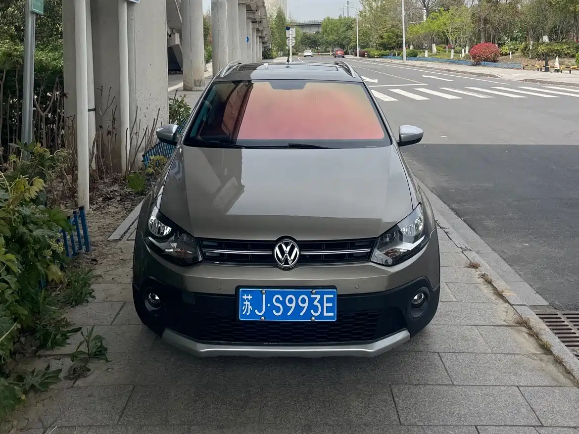 Volkswagen Polo 2014 1.6L Cross Polo Automatic фото 2
