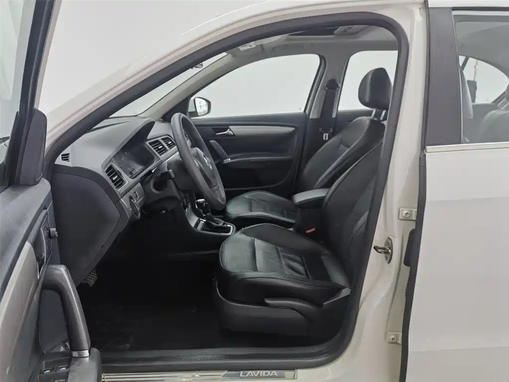 Volkswagen Lavida 2013 Facelift Classic 1.6L Automatic Comfort фото 10