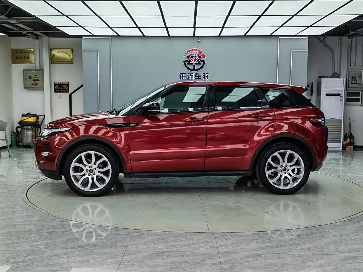 Land Rover Range Rover Evoque (Import) 2014 2013 2.0T 5-door Dynamic Edition