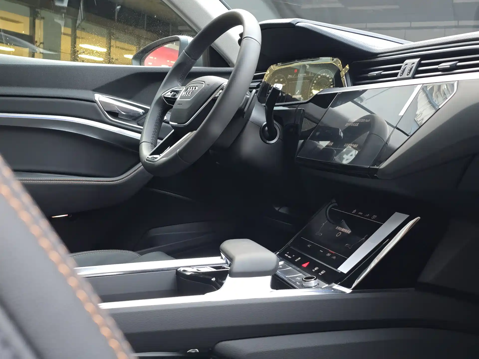 Photo 13 - Audi e-tron