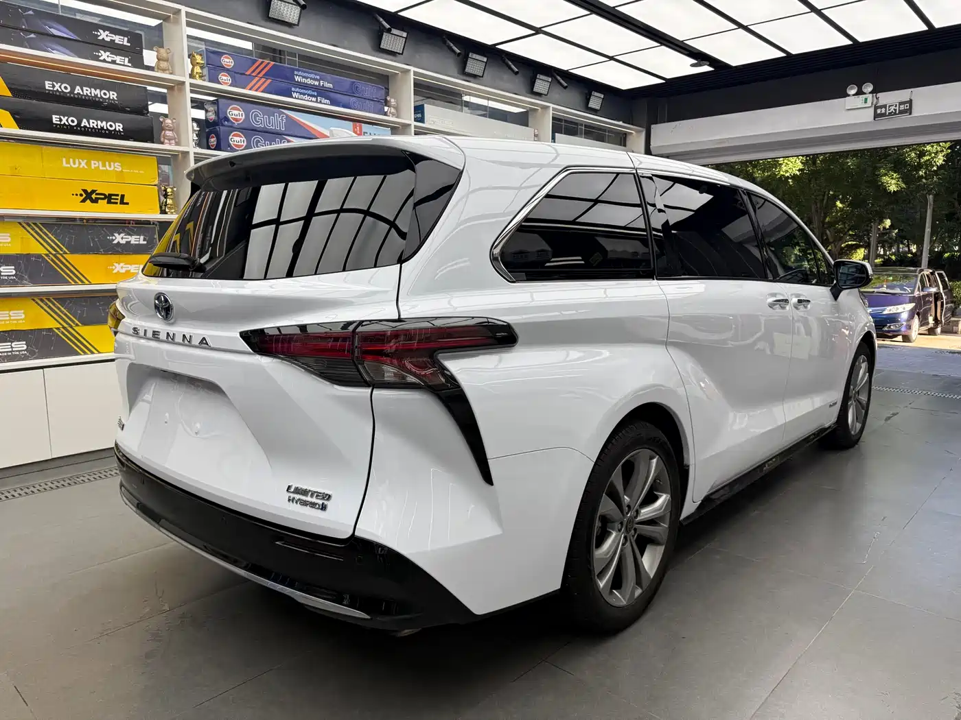 Toyota Sienna 2023 2.5L Hybrid Premium Edition фото 5