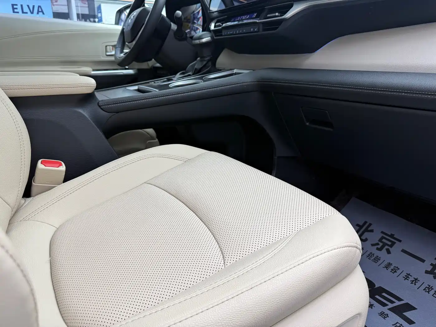 Toyota Sienna 2023 2.5L Hybrid Premium Edition фото 14