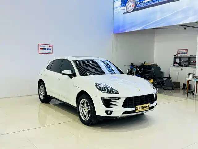 PORSCHE MACAN