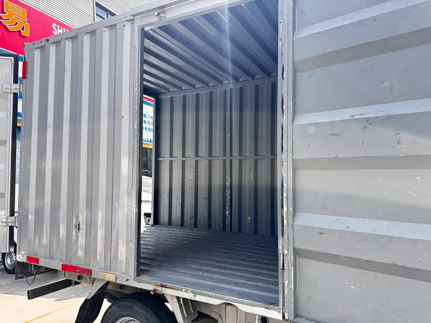 Jinbei New Dolphin EV 2025 2023 Comfort Box Truck Corrugated Version 42.3kWh