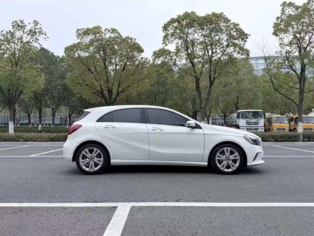 Mercedes-Benz A-Class (Import) 2017 Facelift A 200 Dynamic фото 22