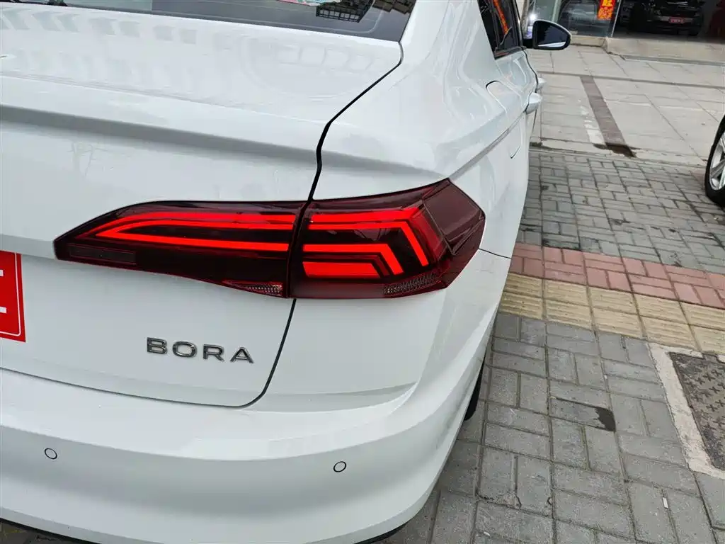 VOLKSWAGEN BORA