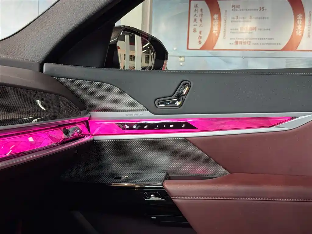 BMW 7 Series 2023 740Li Exclusive M Sport Package фото 18