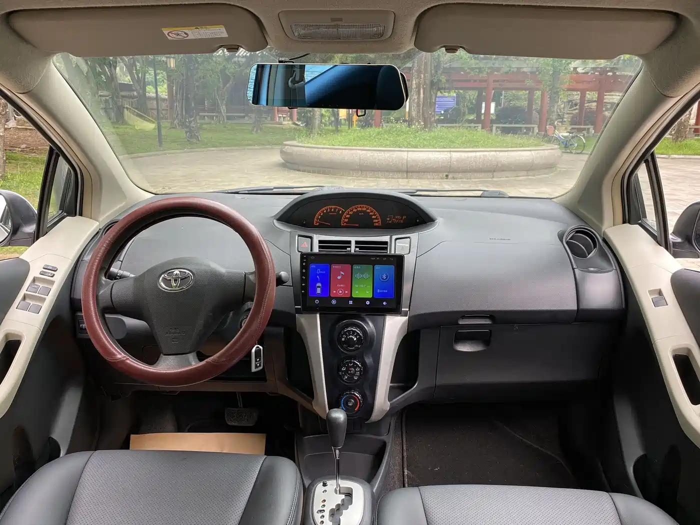 Toyota Yaris 2011 1.6E Auto Charm Edition фото 4