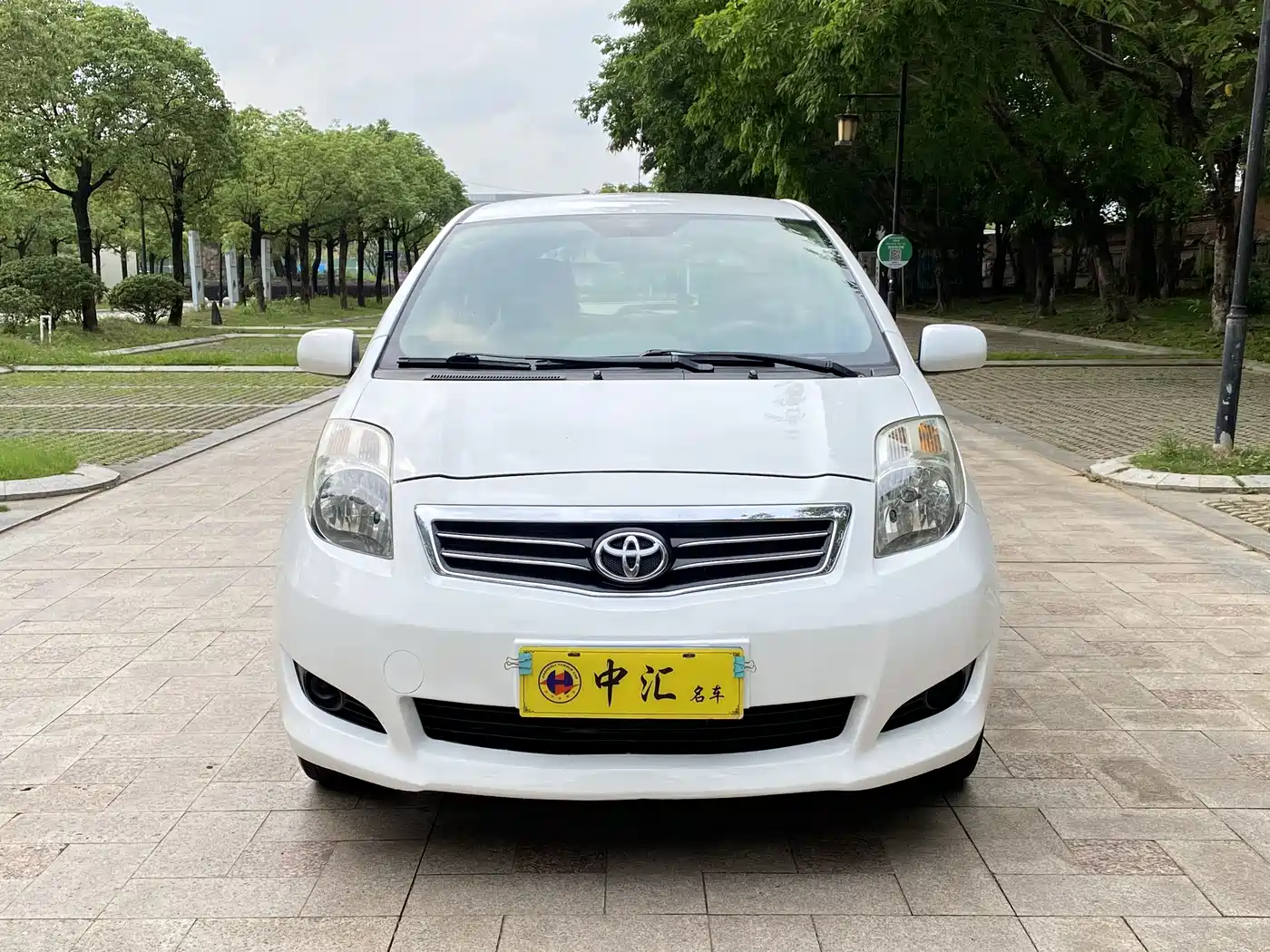 Toyota Yaris 2011 1.6E Auto Charm Edition фото 2